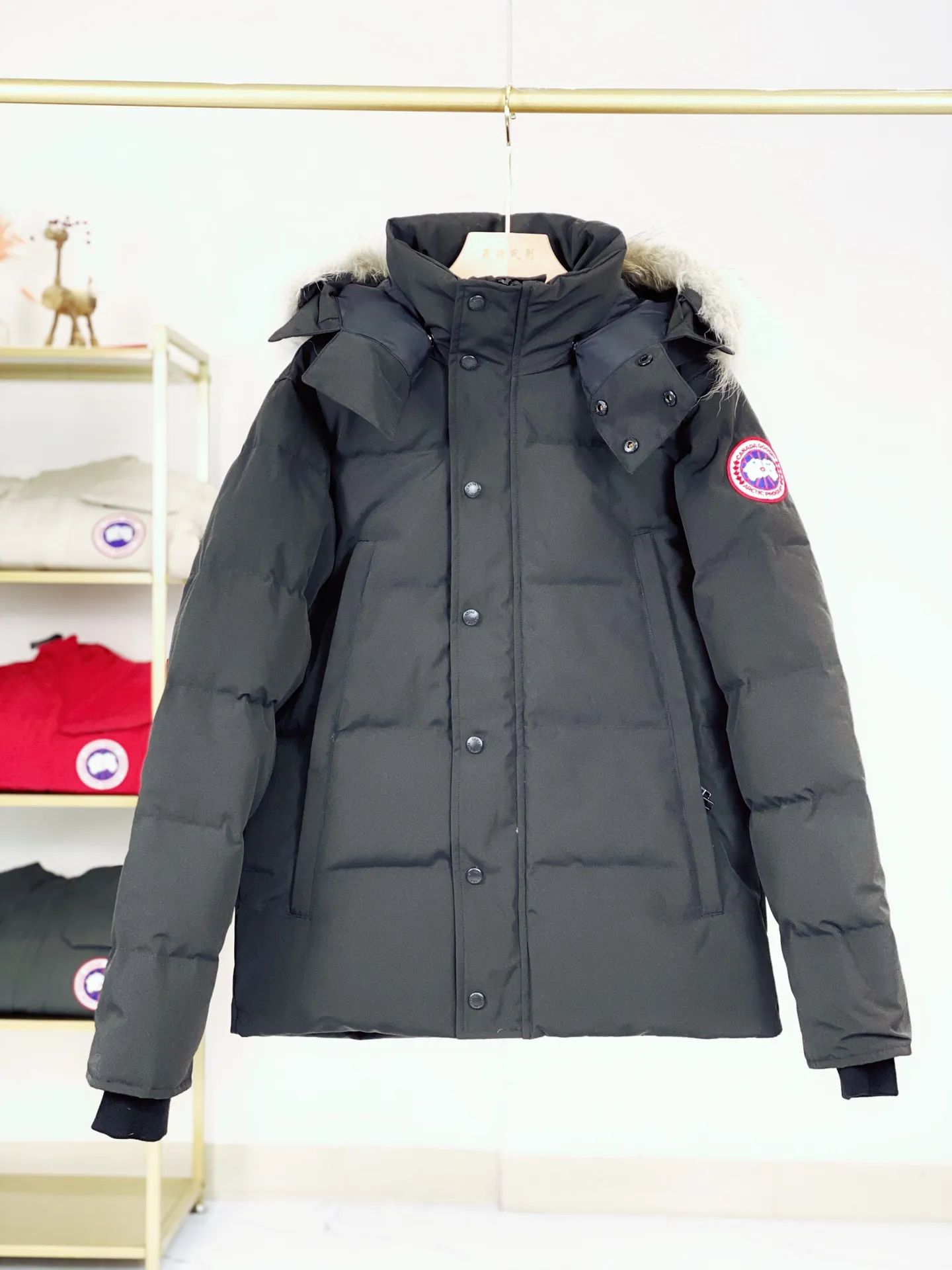 P820 Canada goose/Canada Goose Wyndham 388M 29 parka down jackets, genuine original version, you need to compare with the genuine product at any time, all accessories are customized from the original factory 💯The softness and hardness of the fabric are compared with the genuine ones, and they can be restored by kneading at will (fabric misunderstanding: fabrics that are not high hardness are waterproof. Only when you buy the latest genuine version this year will you notice the softness and comfort of the fabric) 💯Authentic white duck down is synchronized with the down Fluffy and not clumping, filled with electronically controlled down filling machine. 💯Customized zippers with authentic YKK military-grade copper core zipper pulls. High hardness and no jamming. 💯The fur collar is purchased from Western Canada coyote skin and is customized. Zipper cord, pocket label, back label, collar velvet, velcro fasteners, cuffs, all details are updated simultaneously with the original version, the best version, the most complete color matching, the fighter in the world 29, battle various worldly goods, size: XS-XXL (size chart attached below), color: as shown below